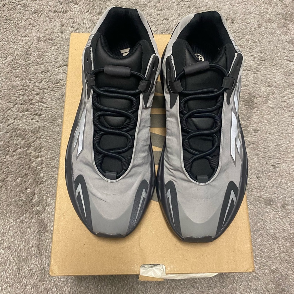 Men Size 9 Adidas Yeezy 700 MNVN Gray Metallic